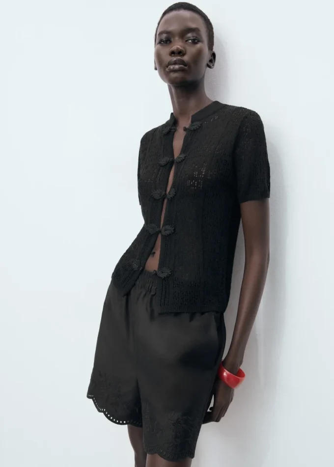 Cardigan all’uncinetto con bottoni a toggle Cardigan all’uncinetto con bottoni a toggle