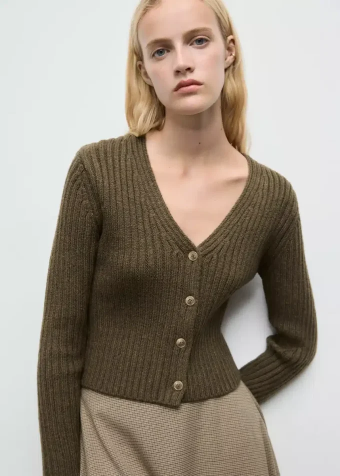 Cardigan con scollo a V a costine Cardigan con scollo a V a costine