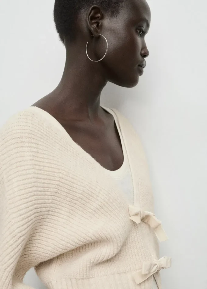 Cardigan con scollo a V e fiocchi Cardigan con scollo a V e fiocchi