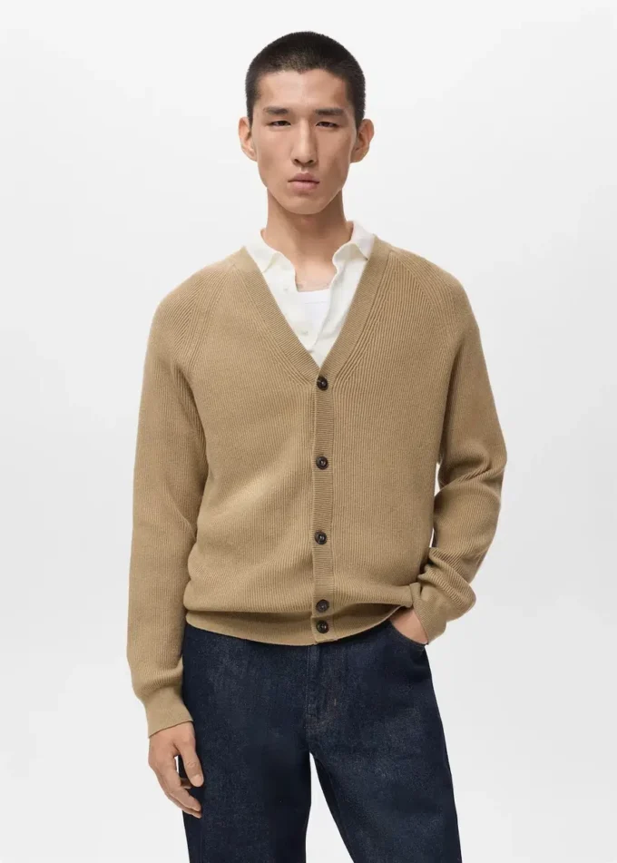 Cardigan in maglia a coste con bottoni Cardigan in maglia a coste con bottoni