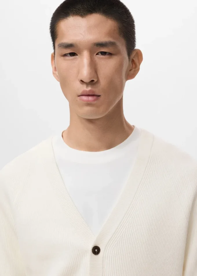 Cardigan in maglia a coste con bottoni Cardigan in maglia a coste con bottoni