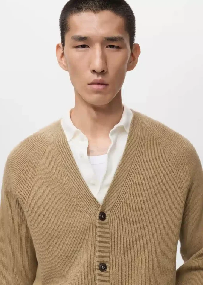 Cardigan in maglia a coste con bottoni Cardigan in maglia a coste con bottoni