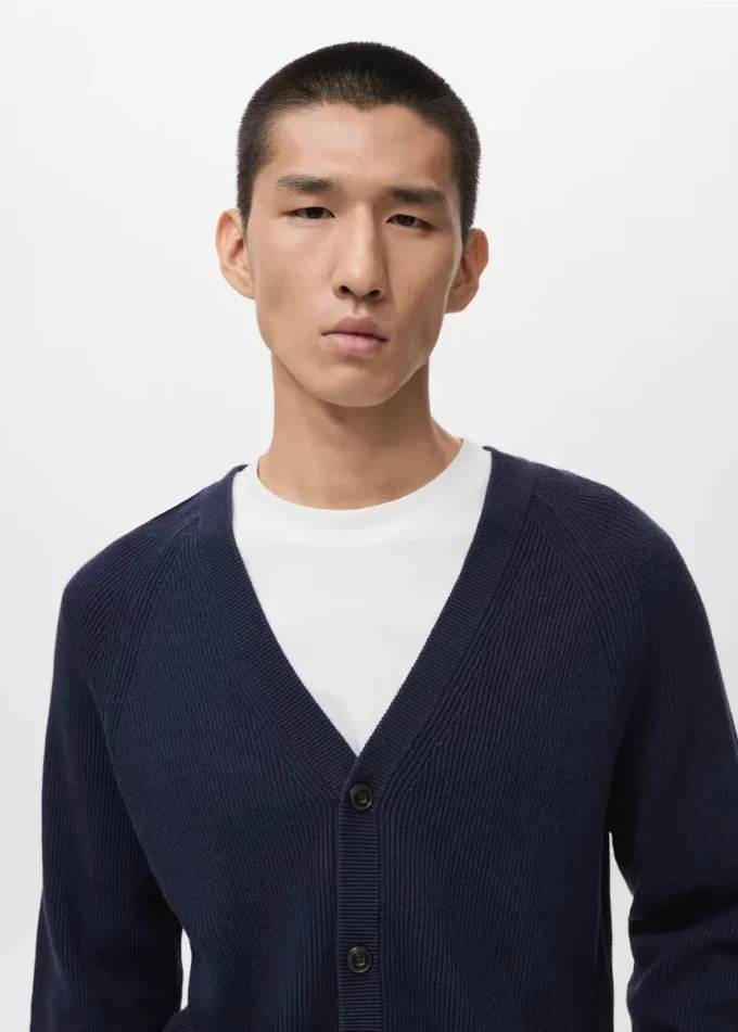 Cardigan in maglia a coste con bottoni Cardigan in maglia a coste con bottoni