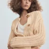 Cardigan in maglia grossa con bottoni gioiello Cardigan in maglia grossa con bottoni gioiello