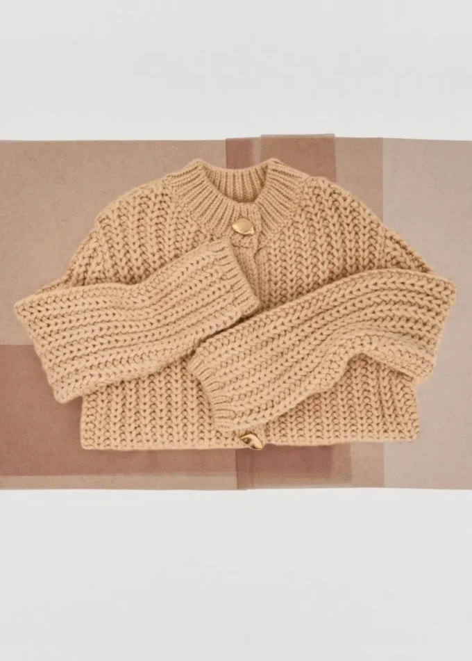 Cardigan in maglia grossa con bottoni gioiello Cardigan in maglia grossa con bottoni gioiello