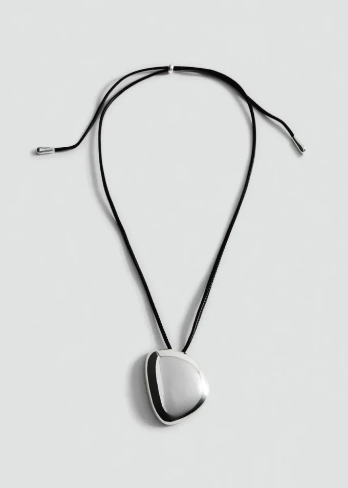 Collana con pendente e componente in metallo