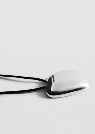 Collana con pendente e componente in metallo