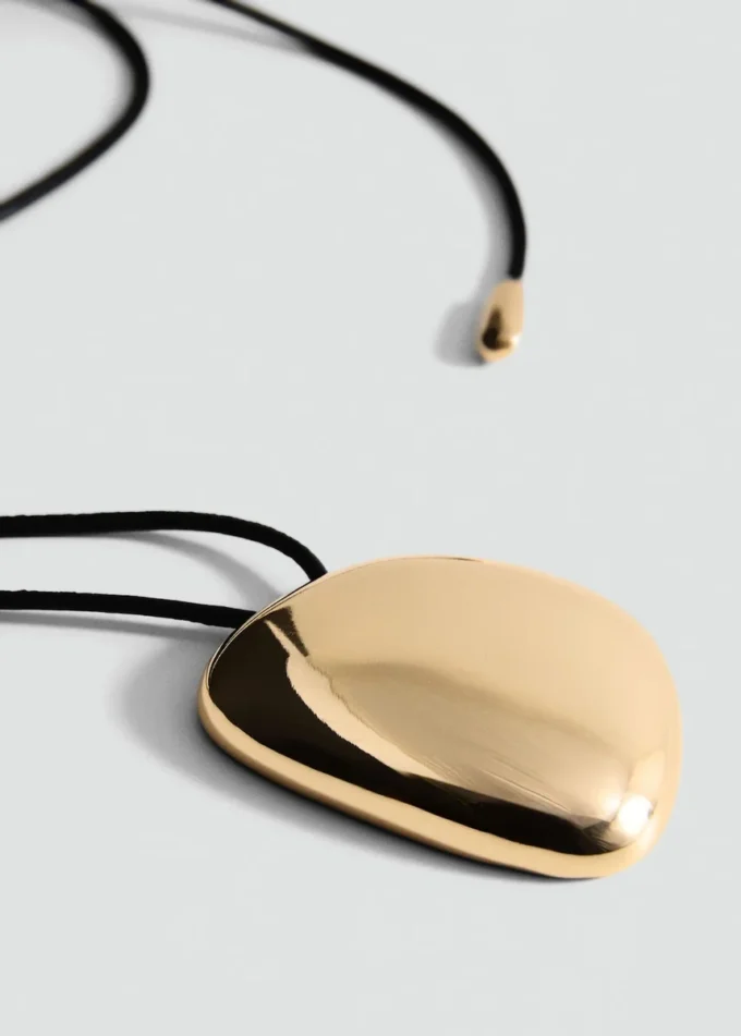 Collana con pendente e componente in metallo