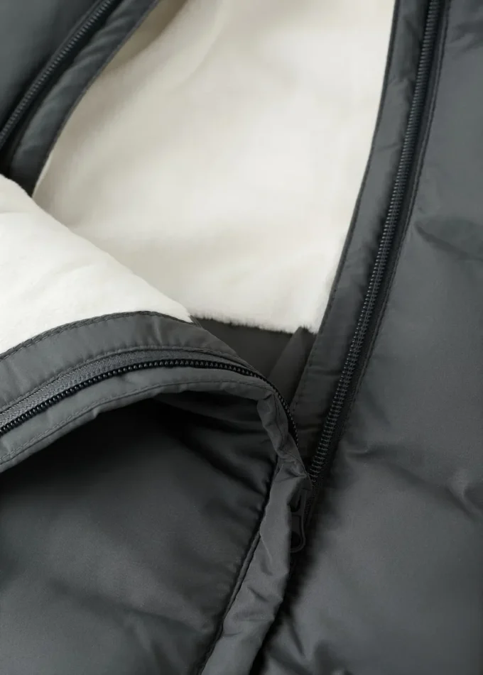 Felpa con cappuccio trapuntata con cappuccio in pelliccia Felpa con cappuccio trapuntata con cappuccio in pelliccia