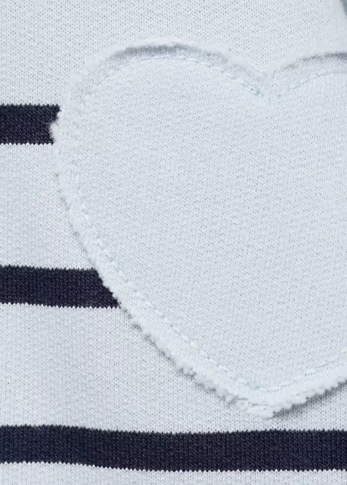 Felpa con cuore ricamato Felpa con cuore ricamato