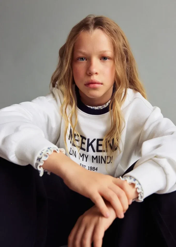 Felpa in cotone con dettaglio ricamato Felpa in cotone con dettaglio ricamato