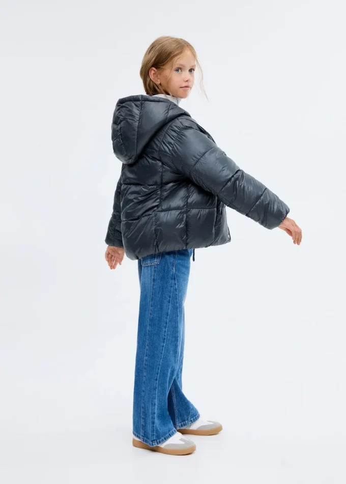 Giacca a vento bicolore con cappuccio Giacca a vento bicolore con cappuccio