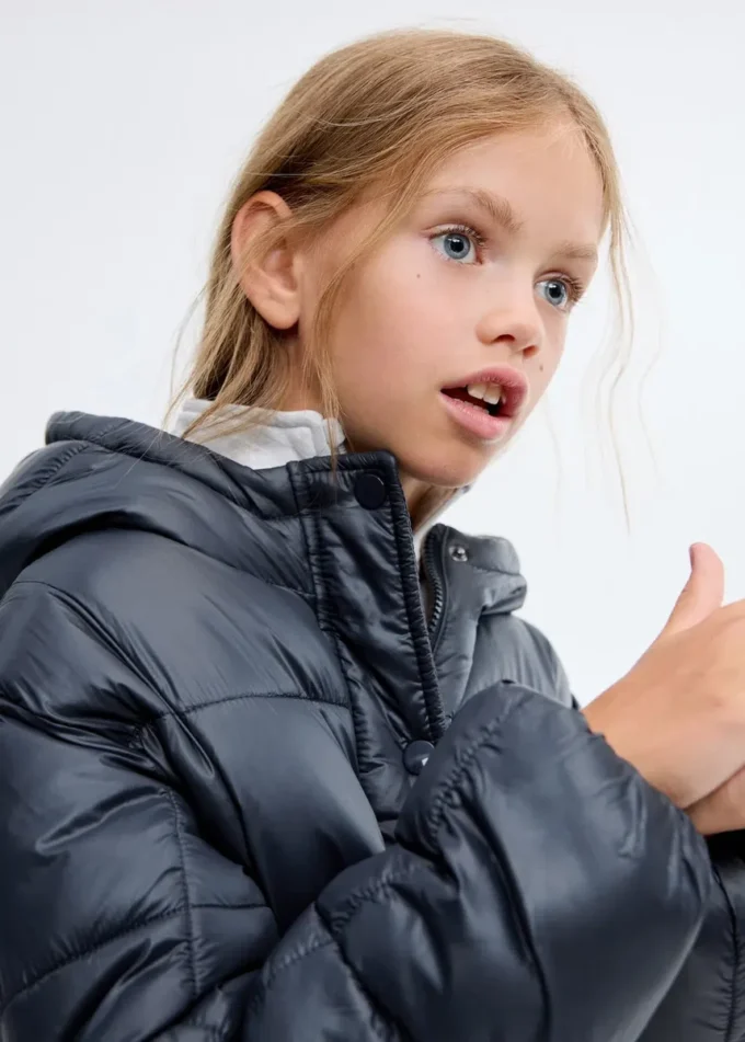 Giacca a vento bicolore con cappuccio Giacca a vento bicolore con cappuccio