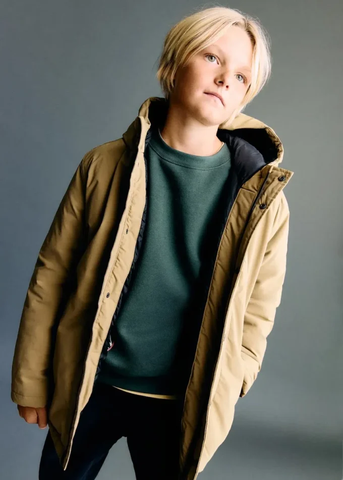 Giacca a vento con cappuccio e bottoni