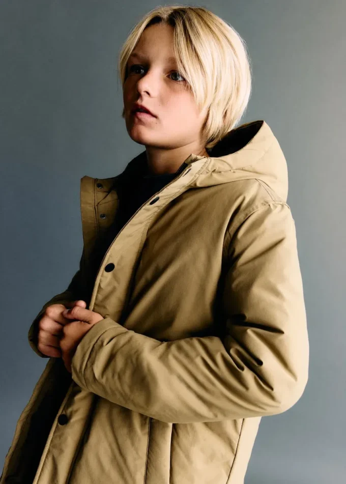 Giacca a vento con cappuccio e bottoni