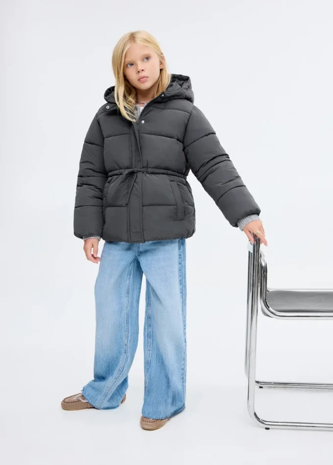 Giacca a vento con cappuccio e coulisse Giacca a vento con cappuccio e coulisse