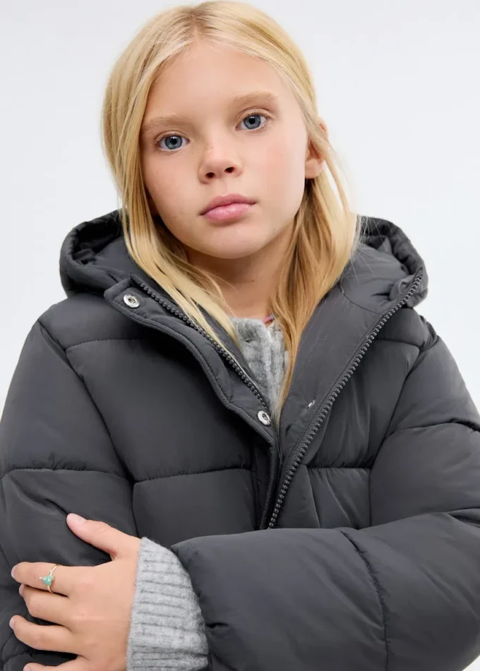 Giacca a vento con cappuccio e coulisse Giacca a vento con cappuccio e coulisse