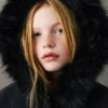 Giacca a vento con cappuccio effetto shearling Giacca a vento con cappuccio effetto shearling