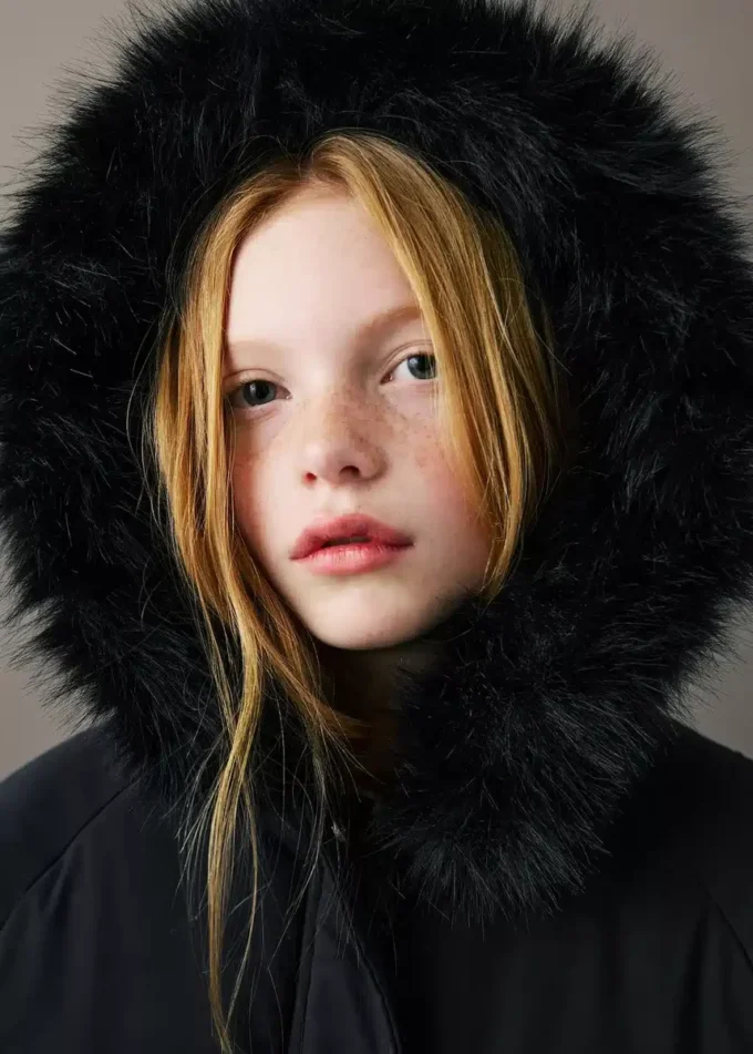 Giacca a vento con cappuccio effetto shearling Giacca a vento con cappuccio effetto shearling