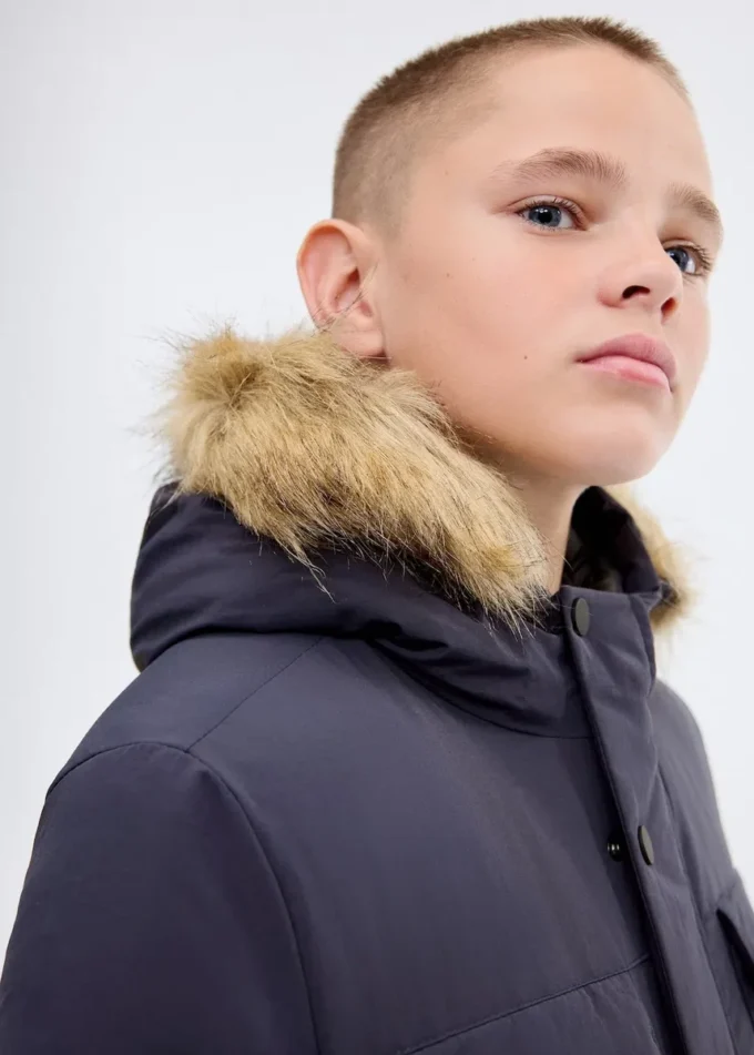 Giacca a vento con cappuccio effetto shearling Giacca a vento con cappuccio effetto shearling