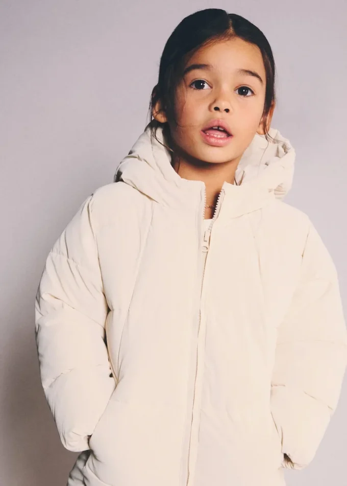 Giacca a vento lunga imbottita con cappuccio Giacca a vento lunga imbottita con cappuccio