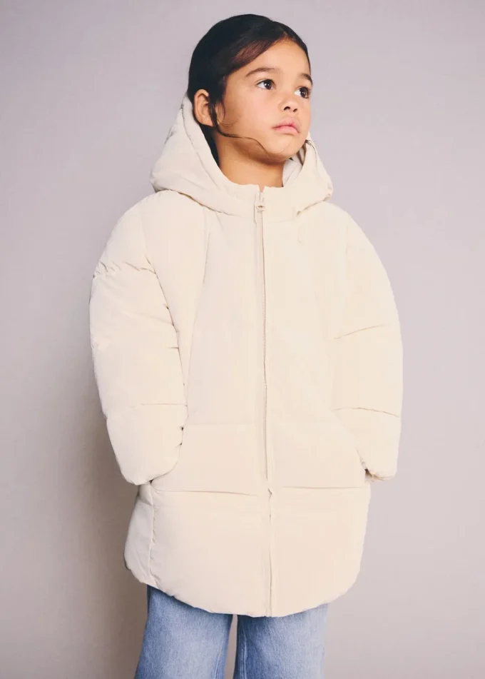 Giacca a vento lunga imbottita con cappuccio Giacca a vento lunga imbottita con cappuccio