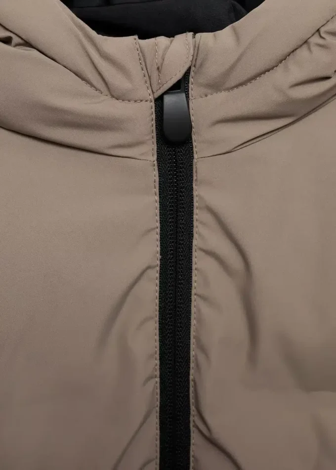 Giacca a vento lunga imbottita con cappuccio Giacca a vento lunga imbottita con cappuccio