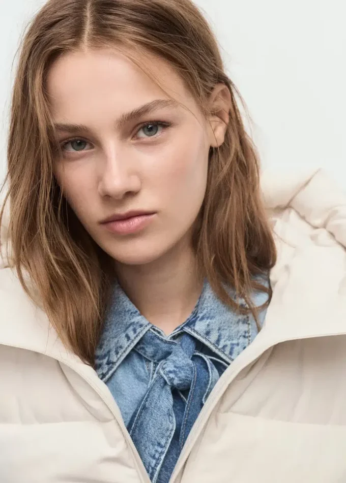 Giacca a vento lunga imbottita con cappuccio Giacca a vento lunga imbottita con cappuccio