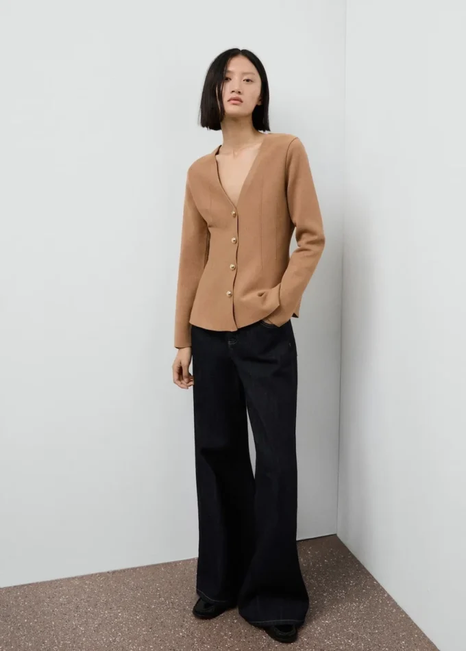 Giacca aderente in maglia con bottoni Giacca aderente in maglia con bottoni