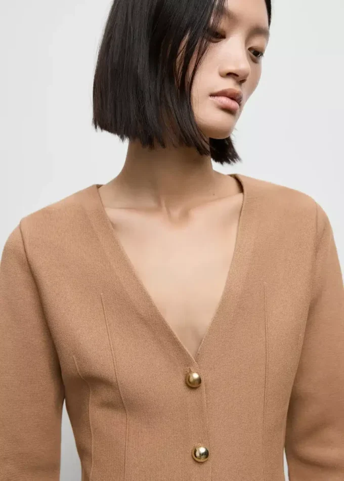 Giacca aderente in maglia con bottoni Giacca aderente in maglia con bottoni