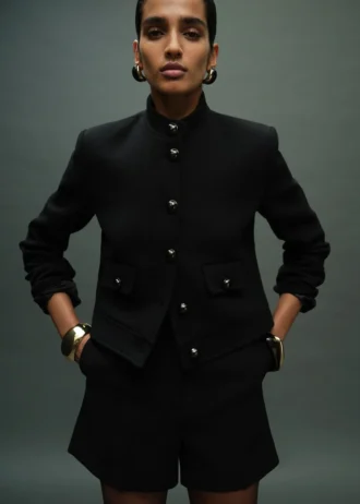 Giacca con collo a striscia e bottoni gioiello