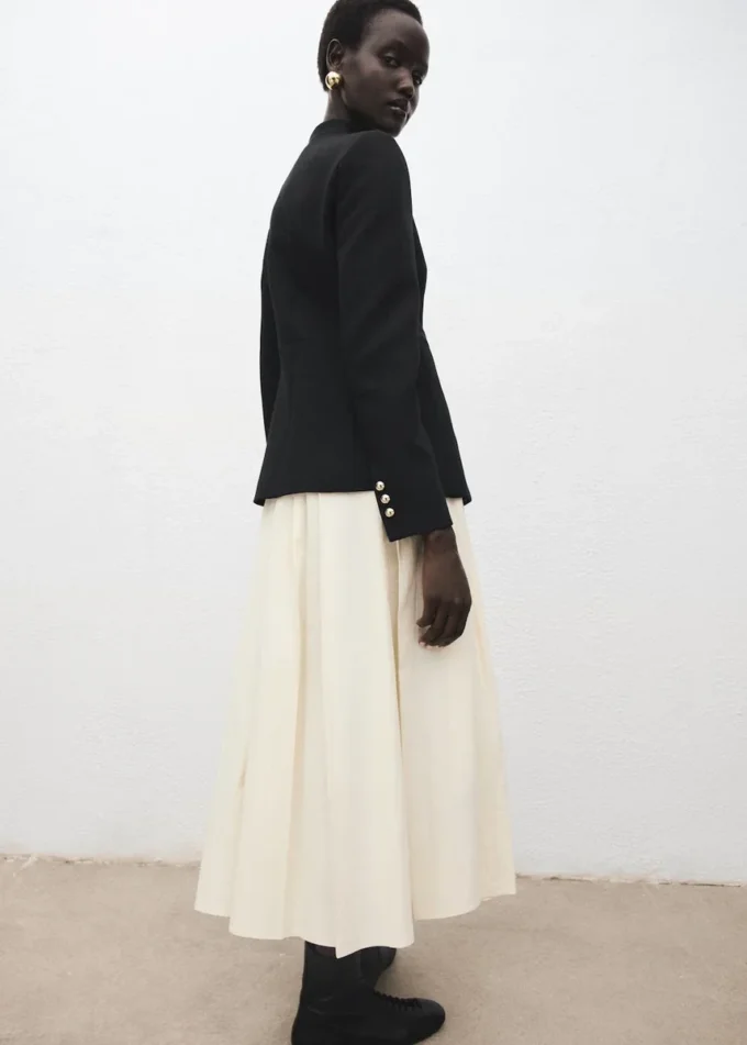 Giacca con collo a striscia e bottoni gioiello