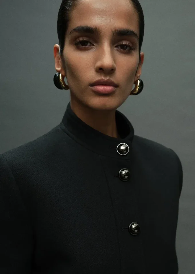 Giacca con collo a striscia e bottoni gioiello Giacca con collo a striscia e bottoni gioiello