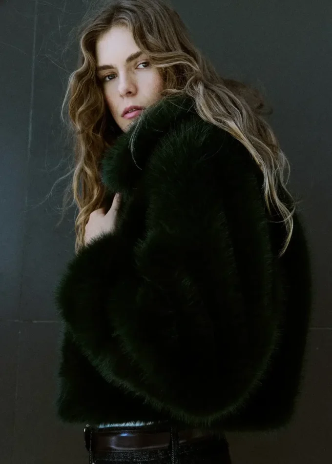 Giacca corta in pelliccia sintetica Giacca corta in pelliccia sintetica