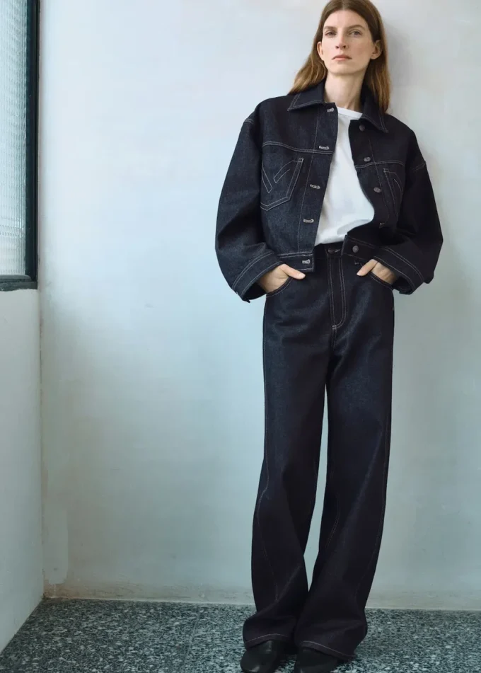 Giacca in denim con cuciture decorative Giacca in denim con cuciture decorative