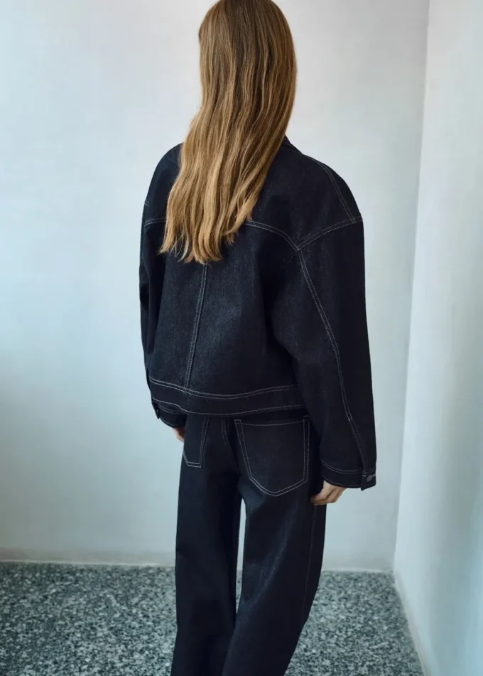 Giacca in denim con cuciture decorative Giacca in denim con cuciture decorative