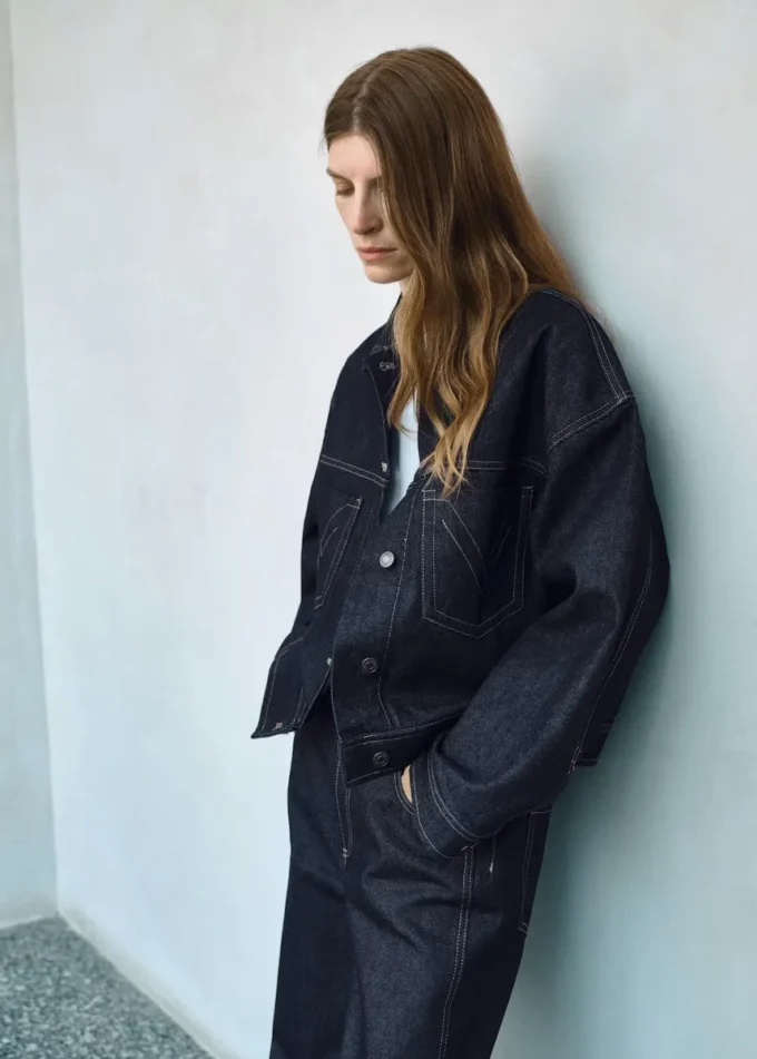 Giacca in denim con cuciture decorative Giacca in denim con cuciture decorative