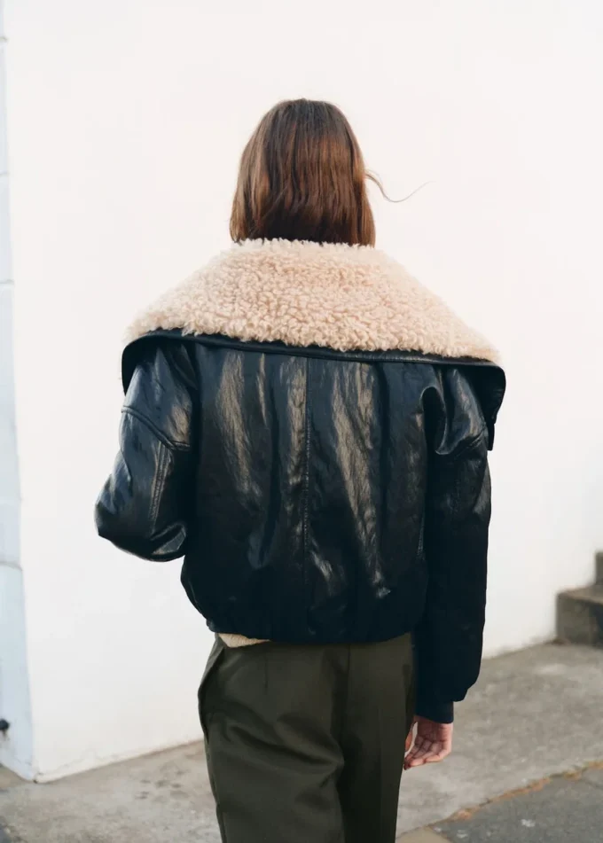 Giacca in ecopelle con collo in shearling