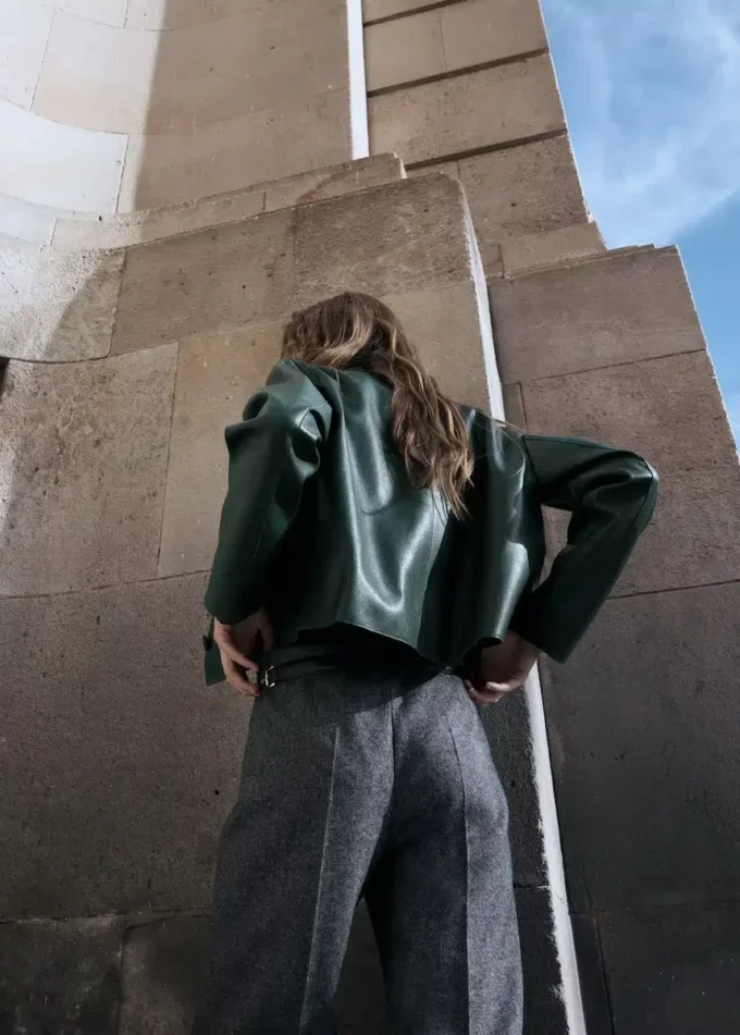 Giacca in ecopelle con tasche Giacca in ecopelle con tasche