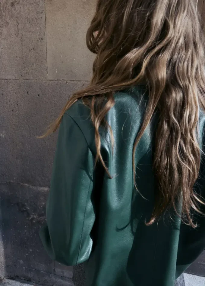 Giacca in ecopelle con tasche Giacca in ecopelle con tasche