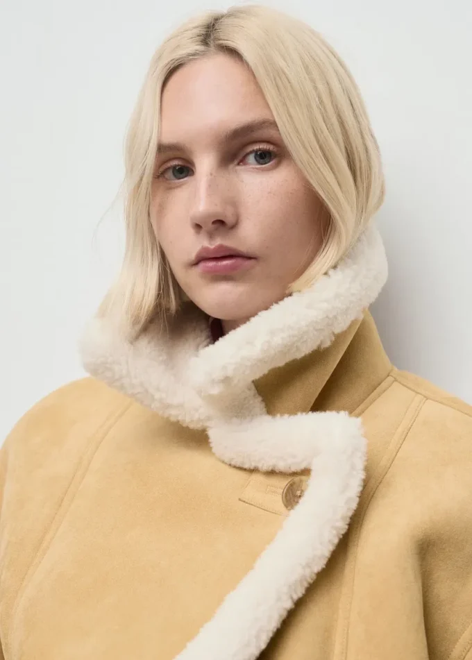 Giacca in ecopelle scamosciata con collo in montone