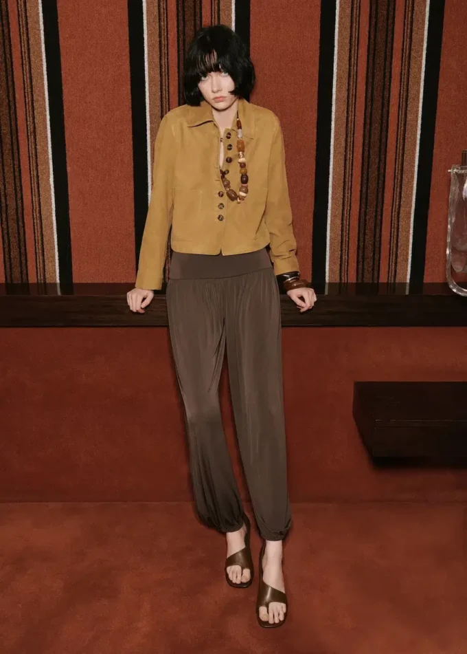 Giacca in pelle scamosciata con bottoni Giacca in pelle scamosciata con bottoni