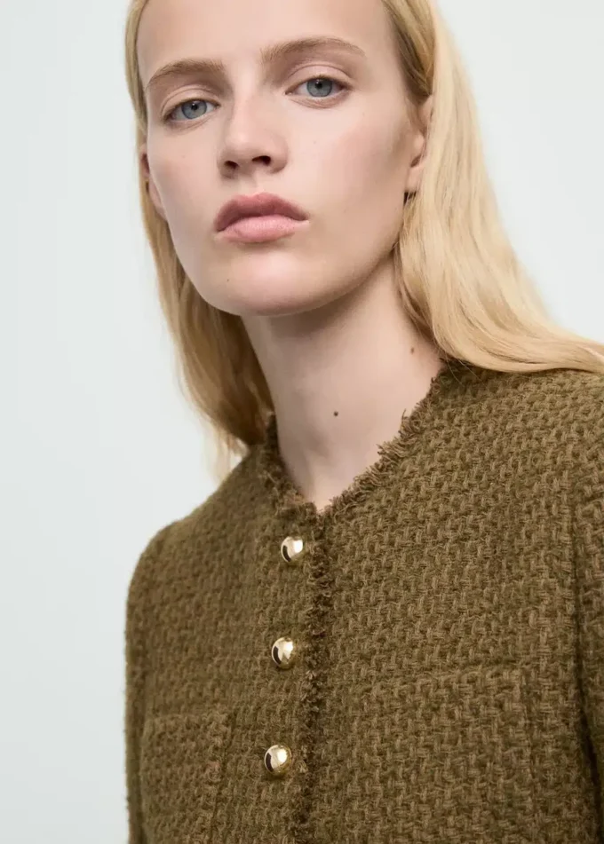 Giacca in tweed con bottoni gioiello Giacca in tweed con bottoni gioiello