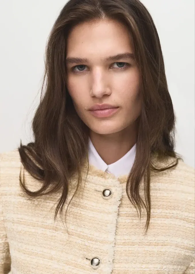 Giacca in tweed con bottoni gioiello Giacca in tweed con bottoni gioiello