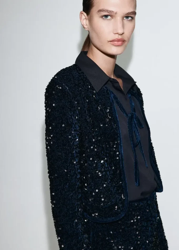 Giacca in velluto con paillettes e fiocco Giacca in velluto con paillettes e fiocco