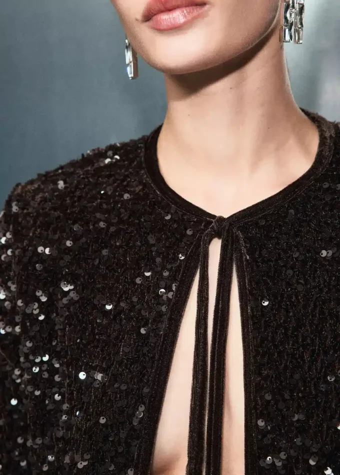 Giacca in velluto con paillettes e fiocco Giacca in velluto con paillettes e fiocco