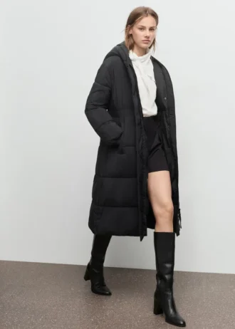 Giacca trapuntata aderente con cappuccio Giacca trapuntata aderente con cappuccio