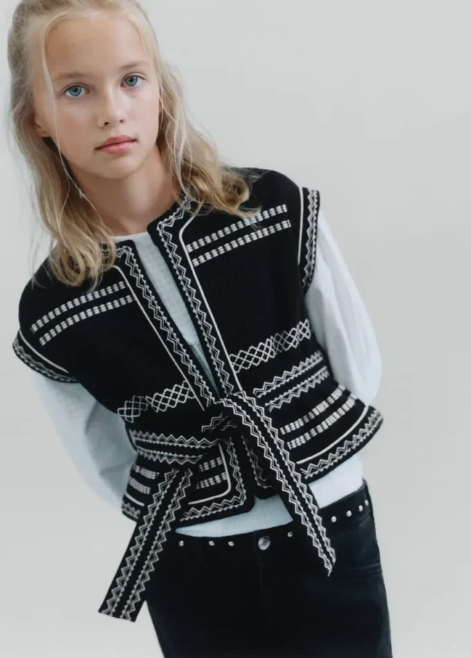 Gilet ricamato con cintura Gilet ricamato con cintura