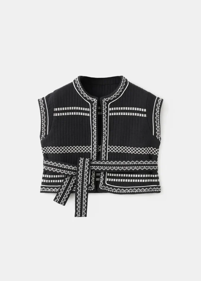 Gilet ricamato con cintura Gilet ricamato con cintura