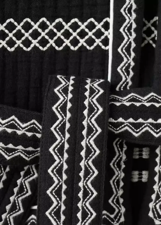 Gilet ricamato con cintura Gilet ricamato con cintura